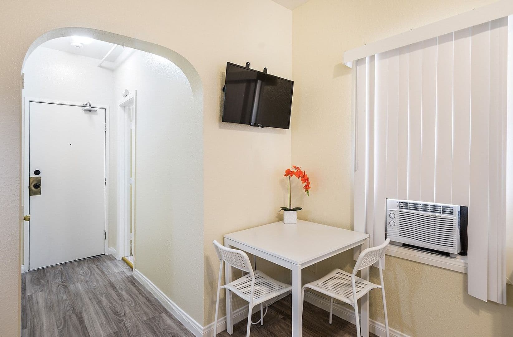 Los Angeles Apartment: 150 N Soto Street