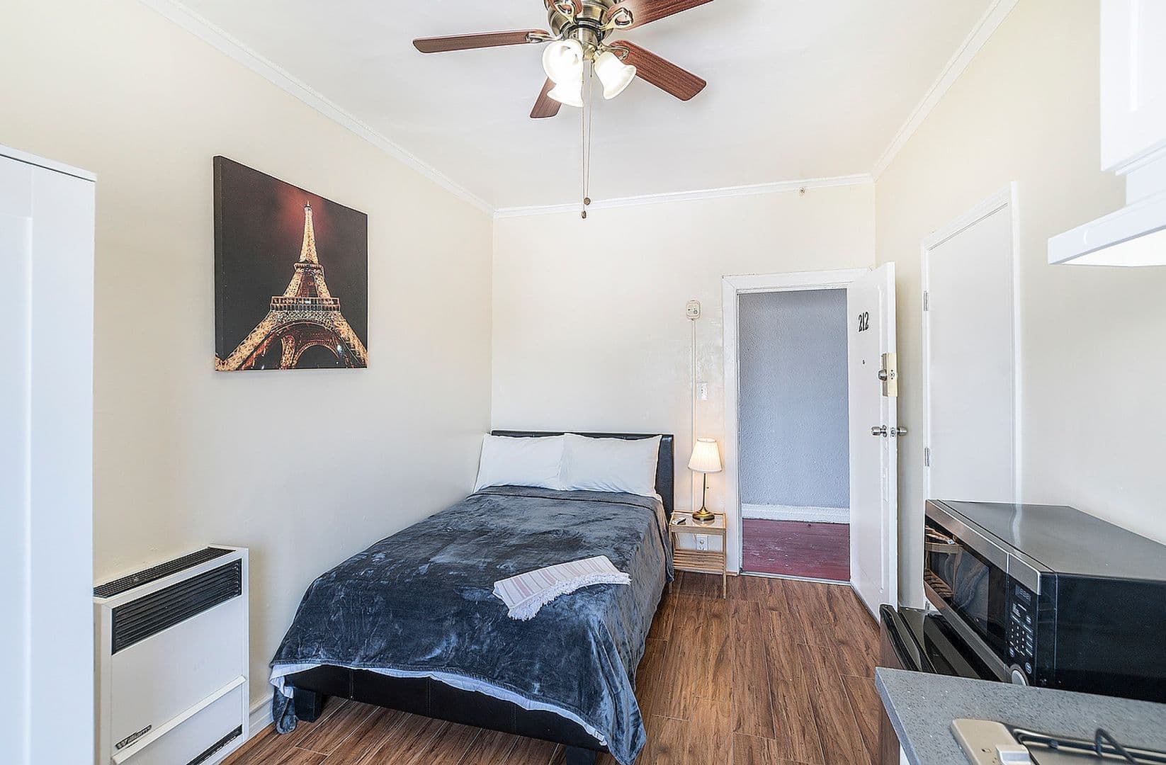 Los Angeles Apartment: 907 W. 17th St.