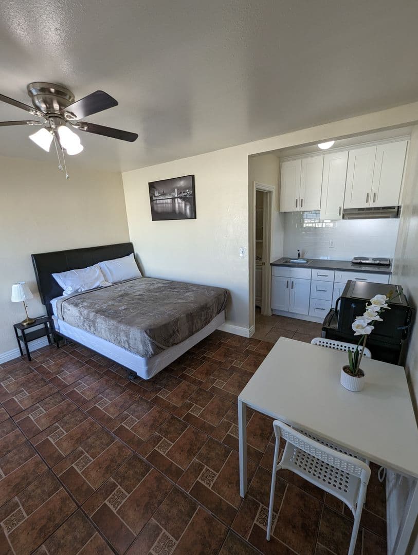 Los Angeles Apartment: 4905 W Adams Blvd