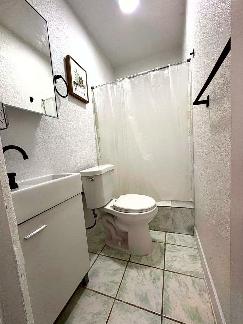 Los Angeles Apartment: 1222 E 78th Street