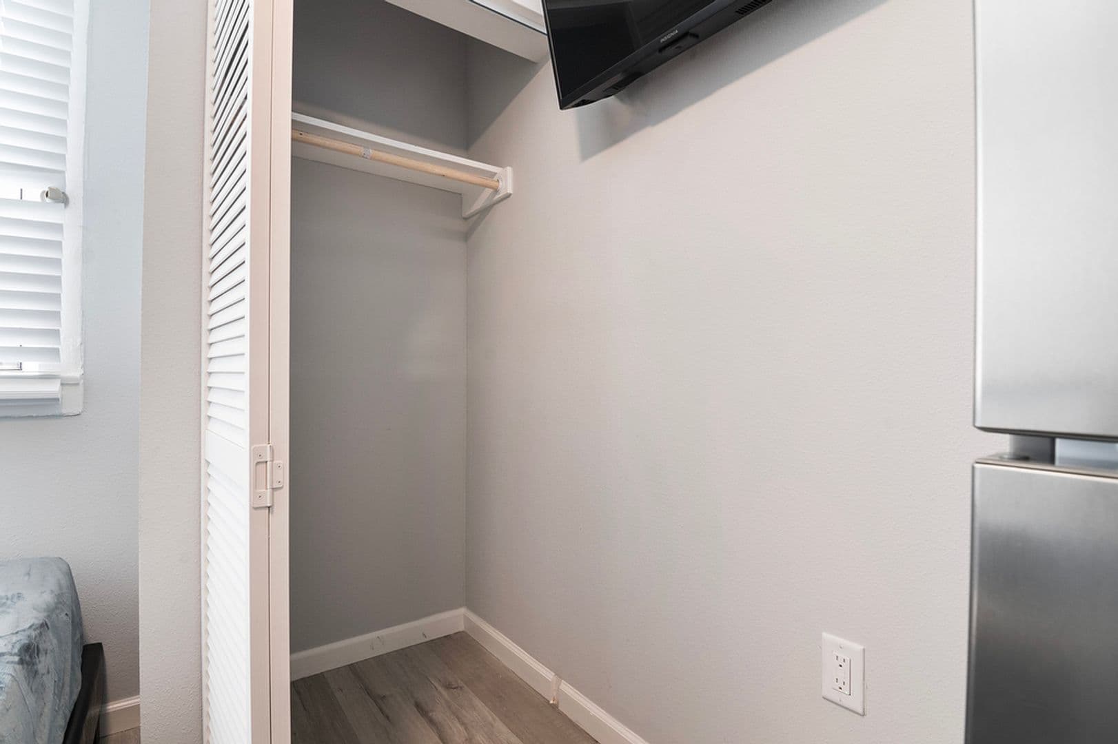 Los Angeles Apartment: 1864 Cordova Street