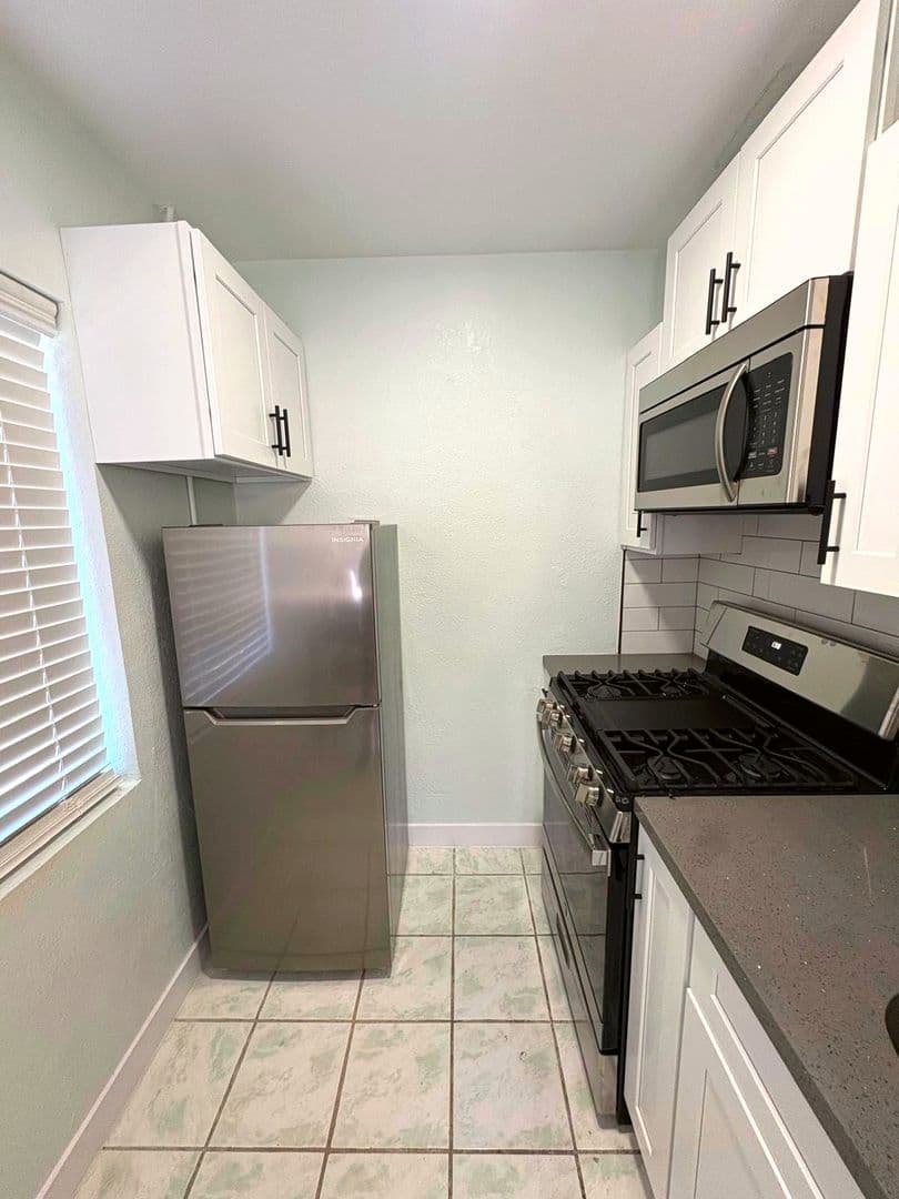 Los Angeles Apartment: 1222 E 78th Street