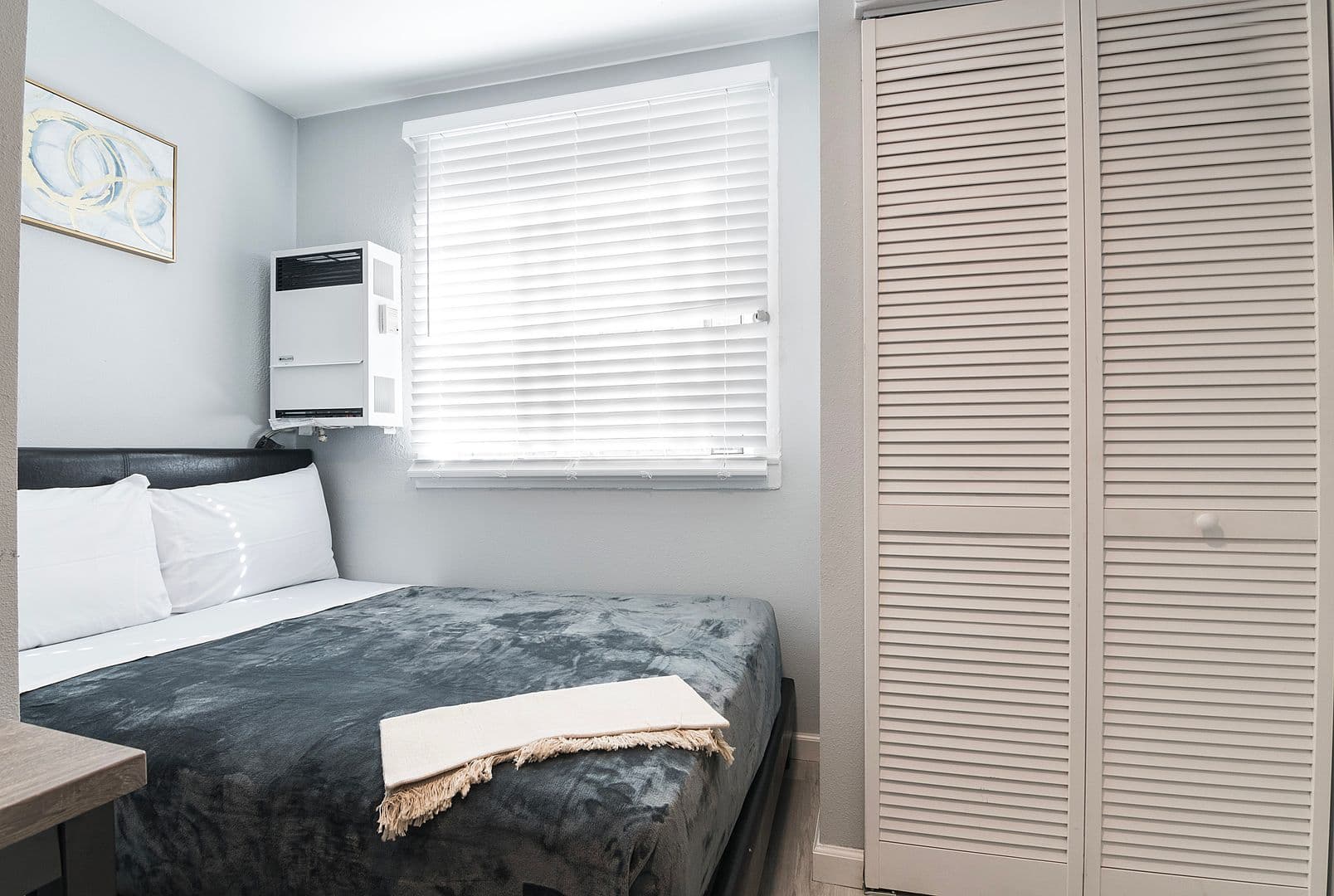 Los Angeles Apartment: 1864 Cordova Street