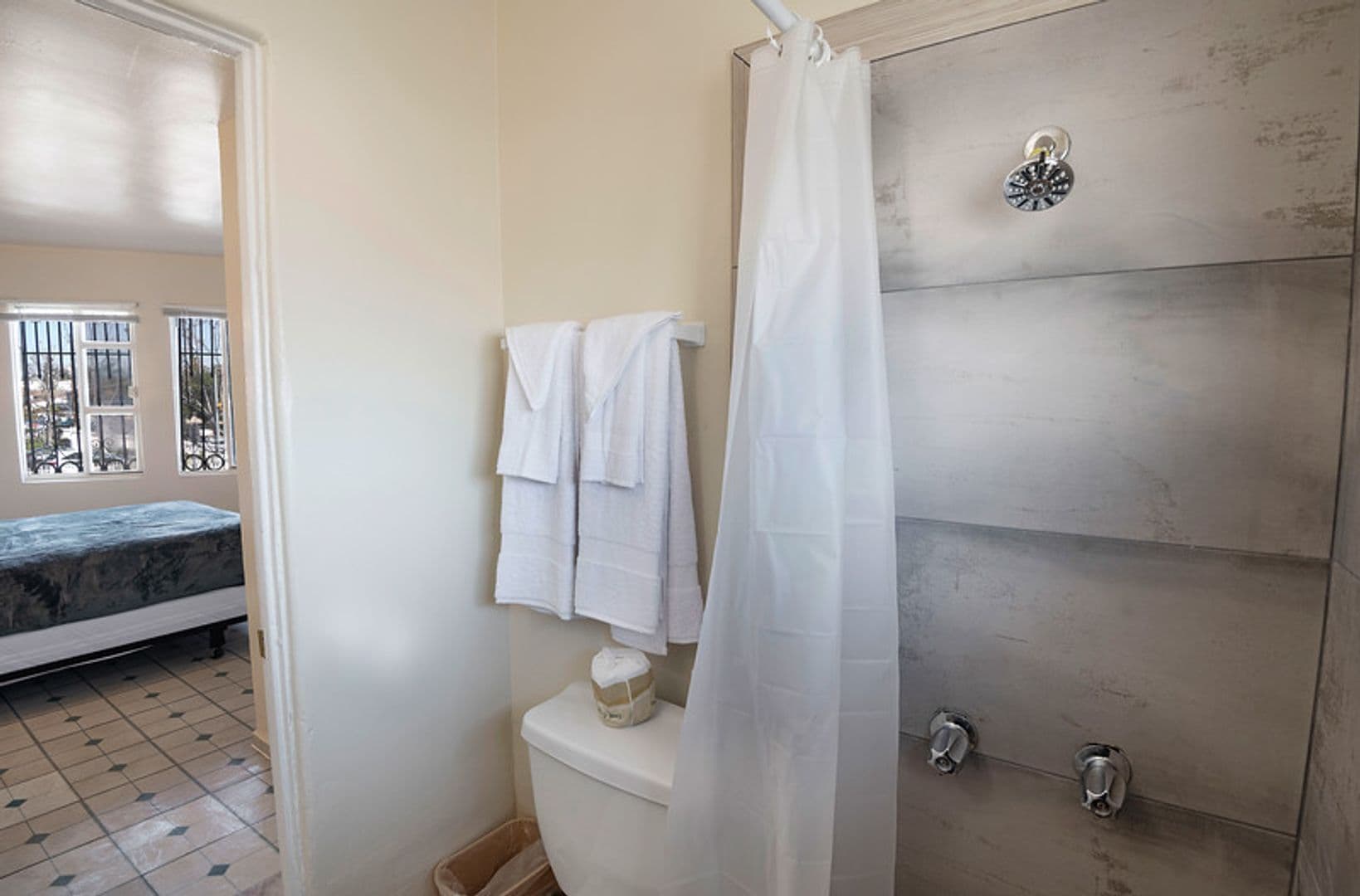 Los Angeles Apartment: 960 E Jefferson Blvd