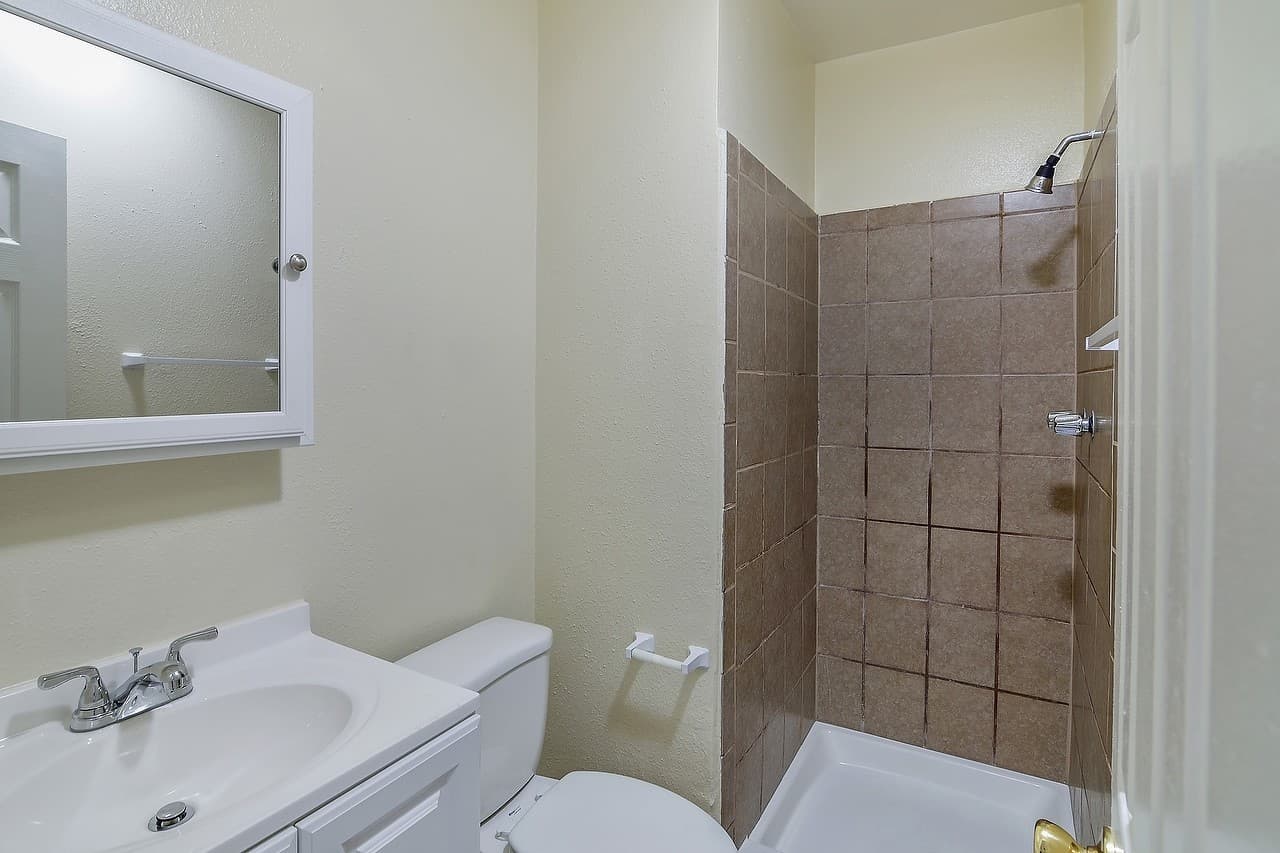 Los Angeles Apartment: 4905 W Adams Blvd