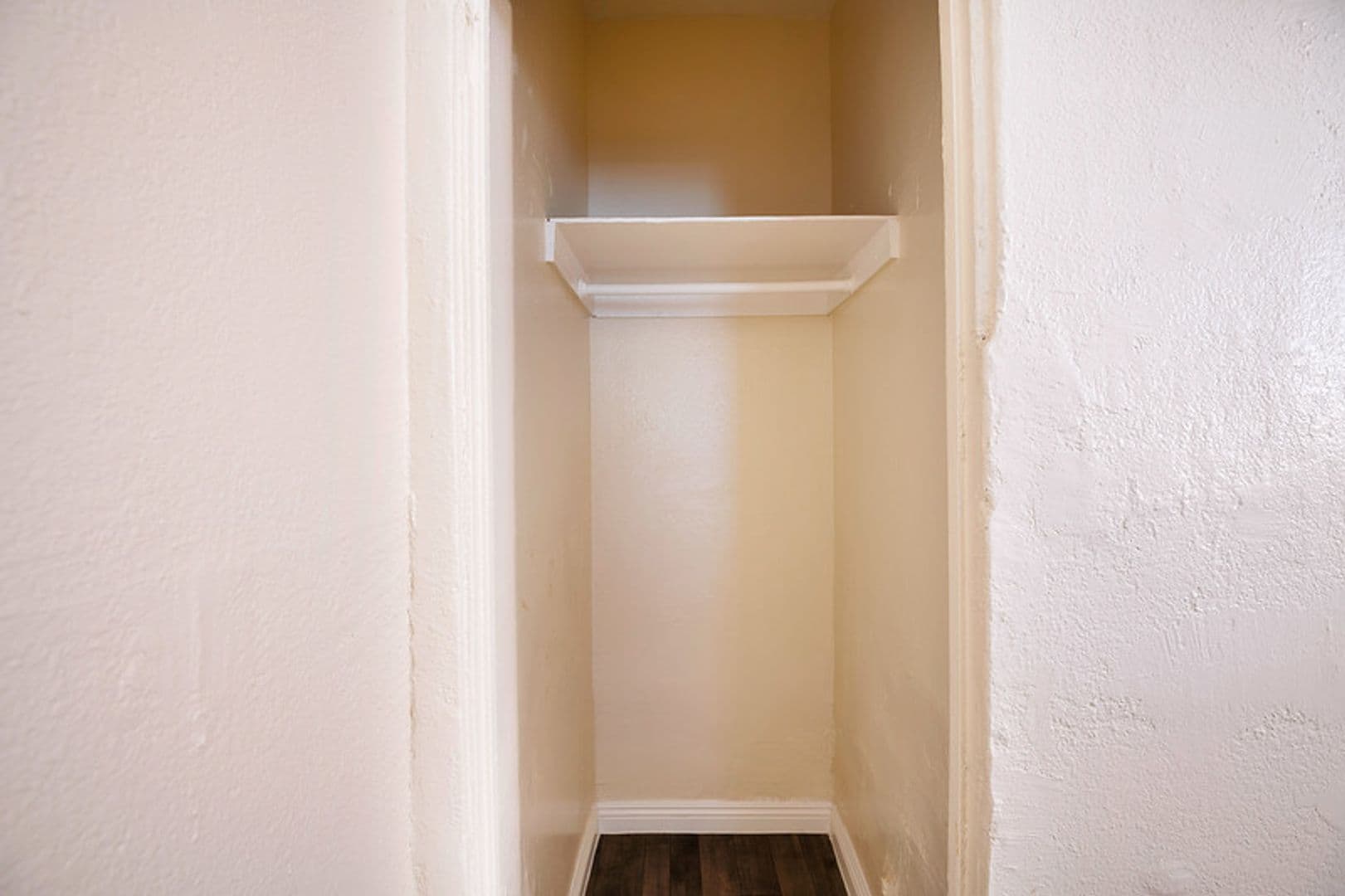 Los Angeles Apartment: 960 E Jefferson Blvd