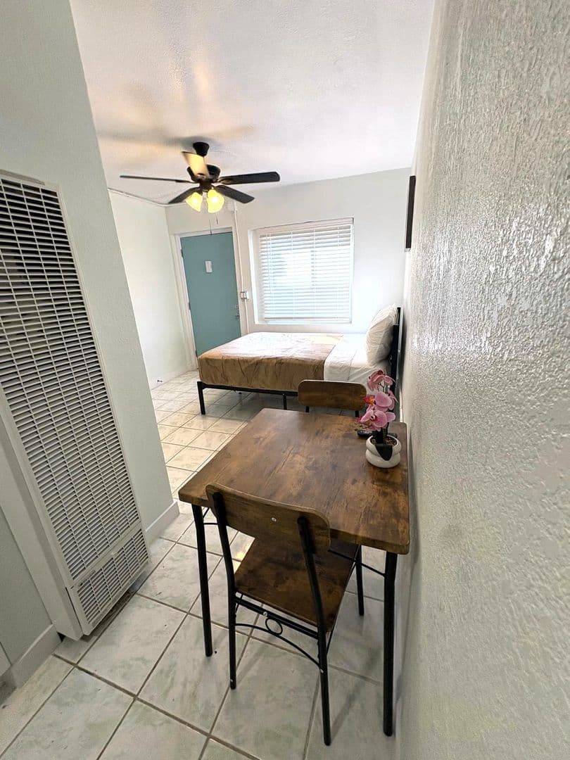 Los Angeles Apartment: 1222 E 78th Street