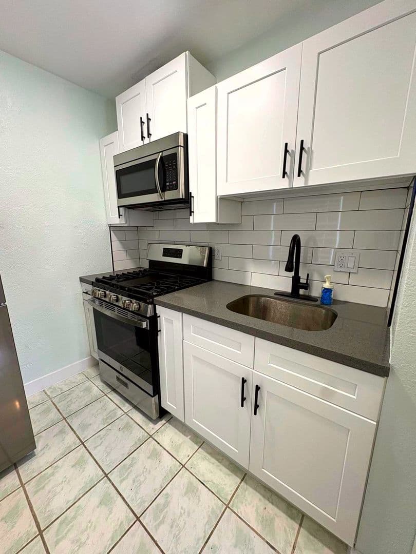 Los Angeles Apartment: 1222 E 78th Street
