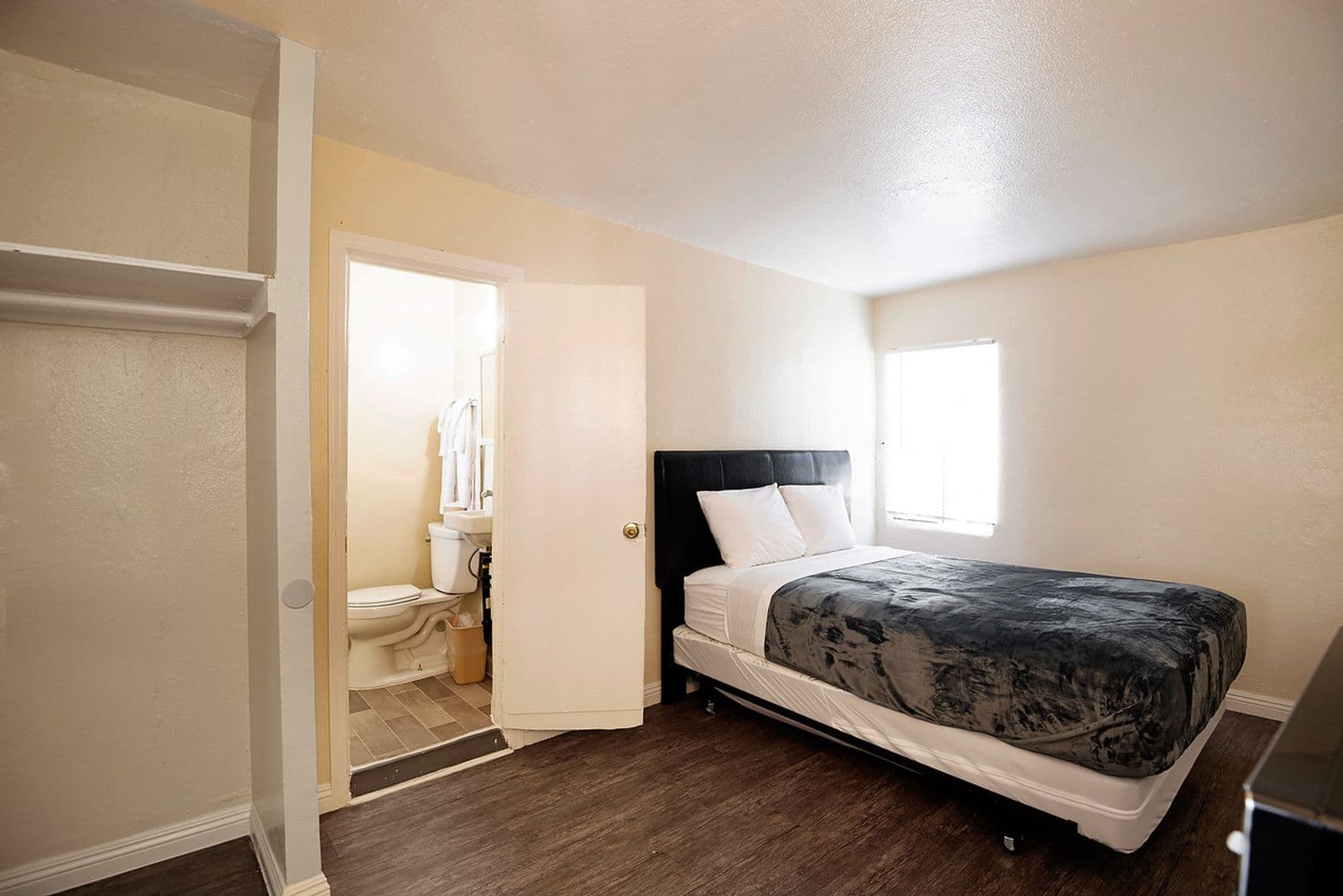 Los Angeles Apartment: 960 E Jefferson Blvd