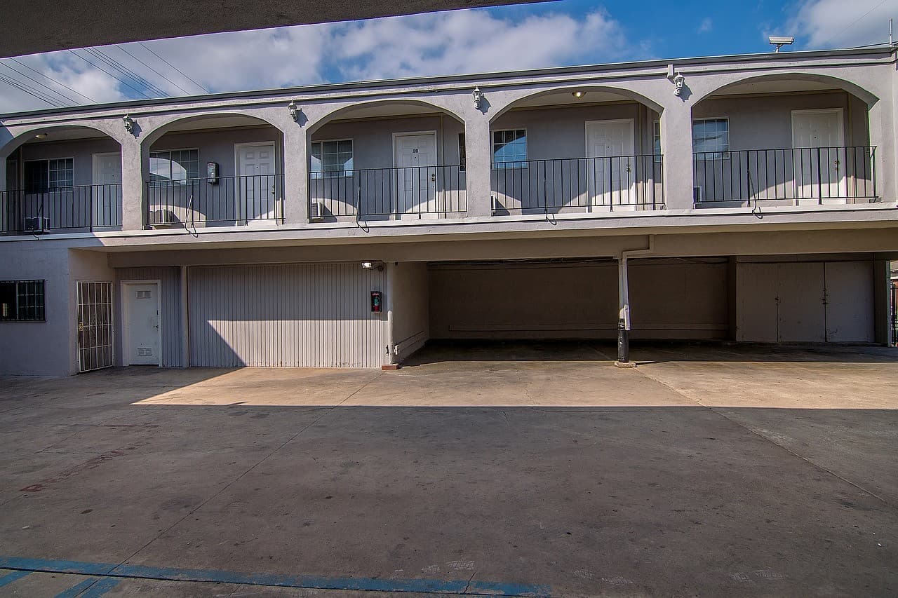 Los Angeles Apartment: 4905 W Adams Blvd