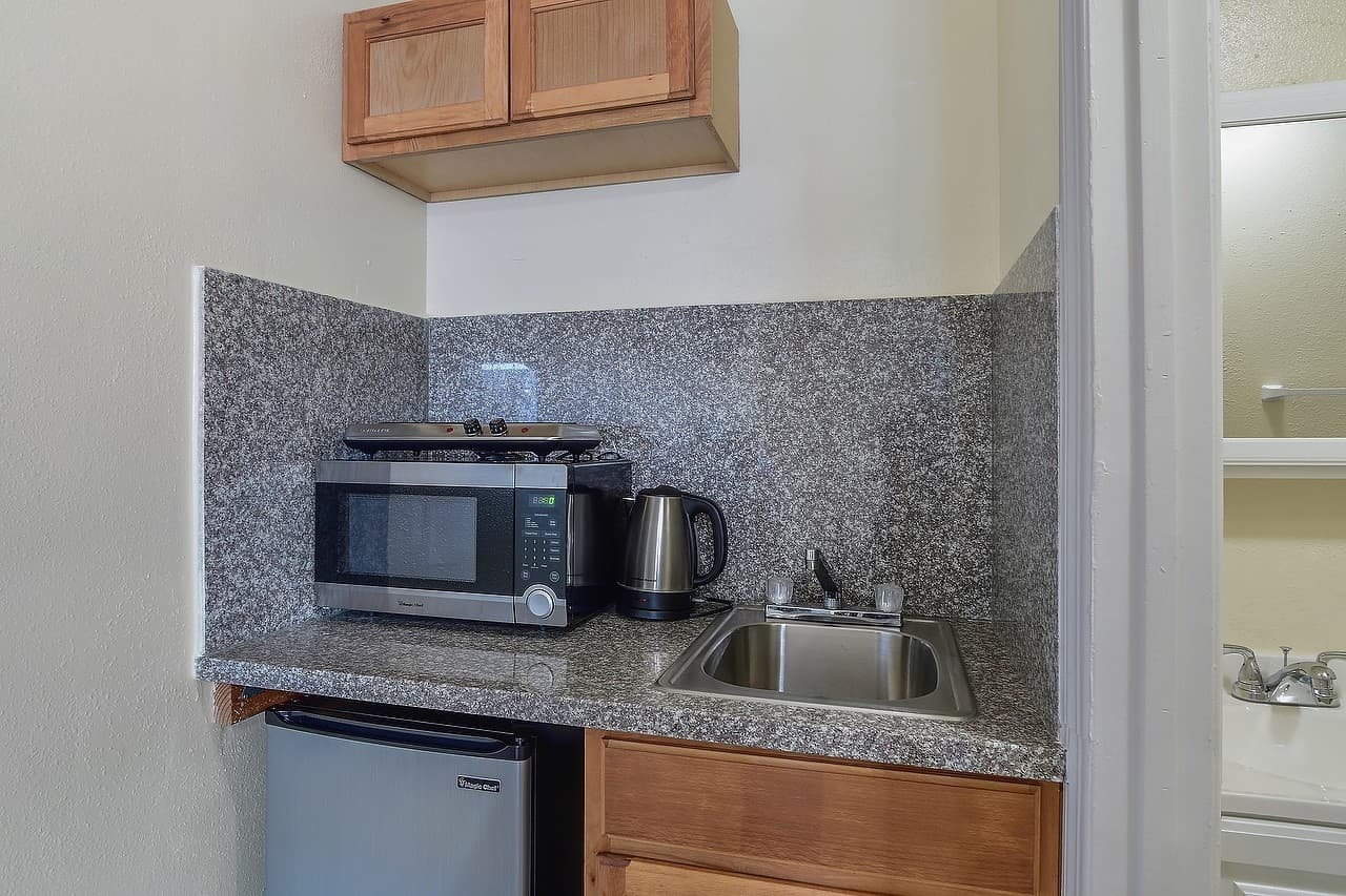 Los Angeles Apartment: 4905 W Adams Blvd