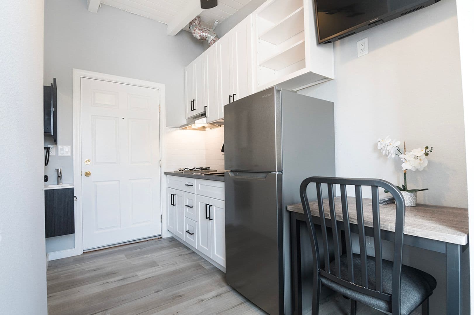 Los Angeles Apartment: 1864 Cordova Street