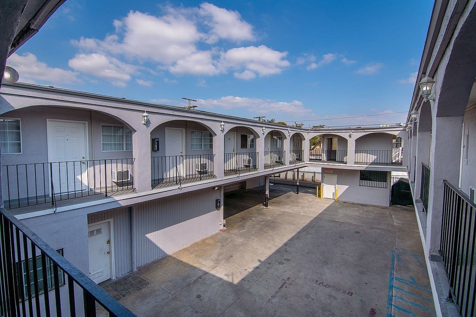 Los Angeles Apartment: 4905 W Adams Blvd