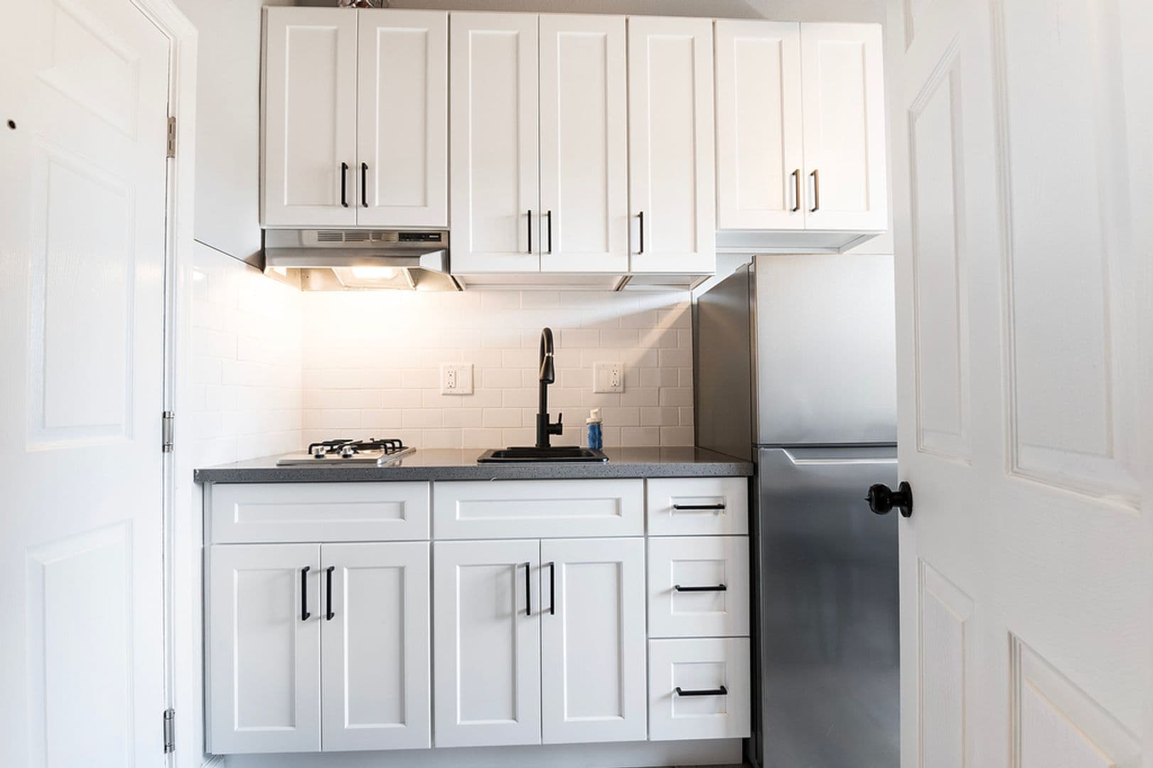 Los Angeles Apartment: 1864 Cordova Street