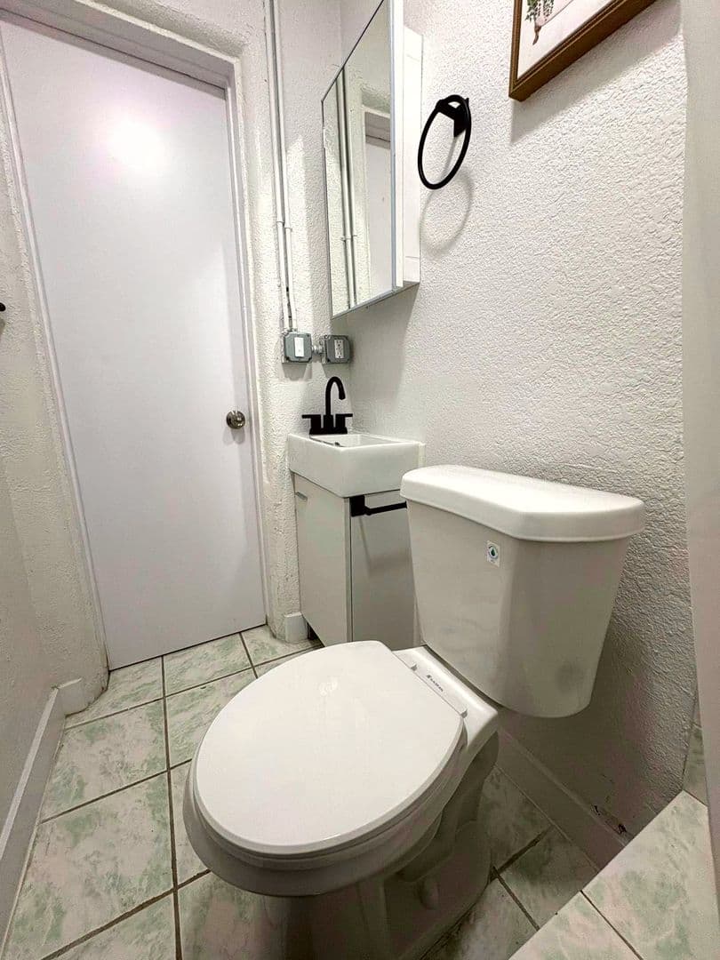 Los Angeles Apartment: 1222 E 78th Street