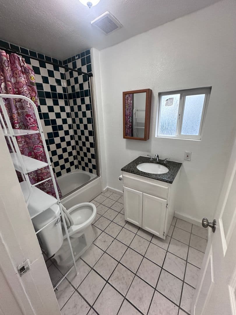 Los Angeles Apartment: 2426 Wabash Avenue
