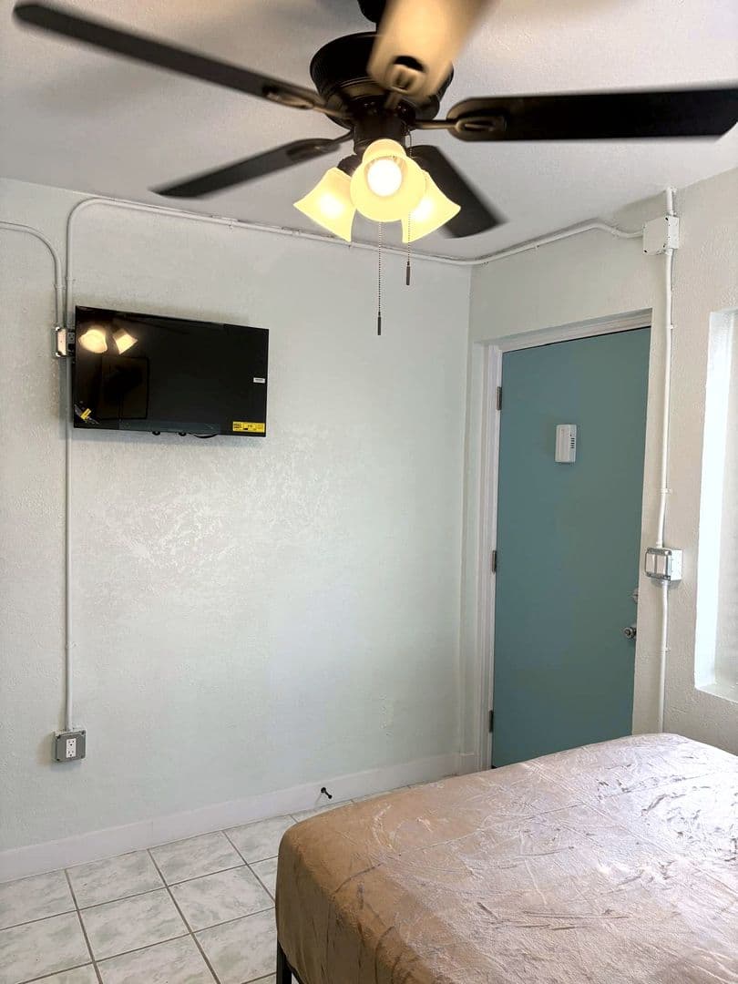 Los Angeles Apartment: 1222 E 78th Street