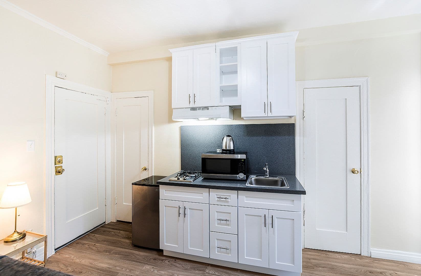 Los Angeles Apartment: 907 W. 17th St.