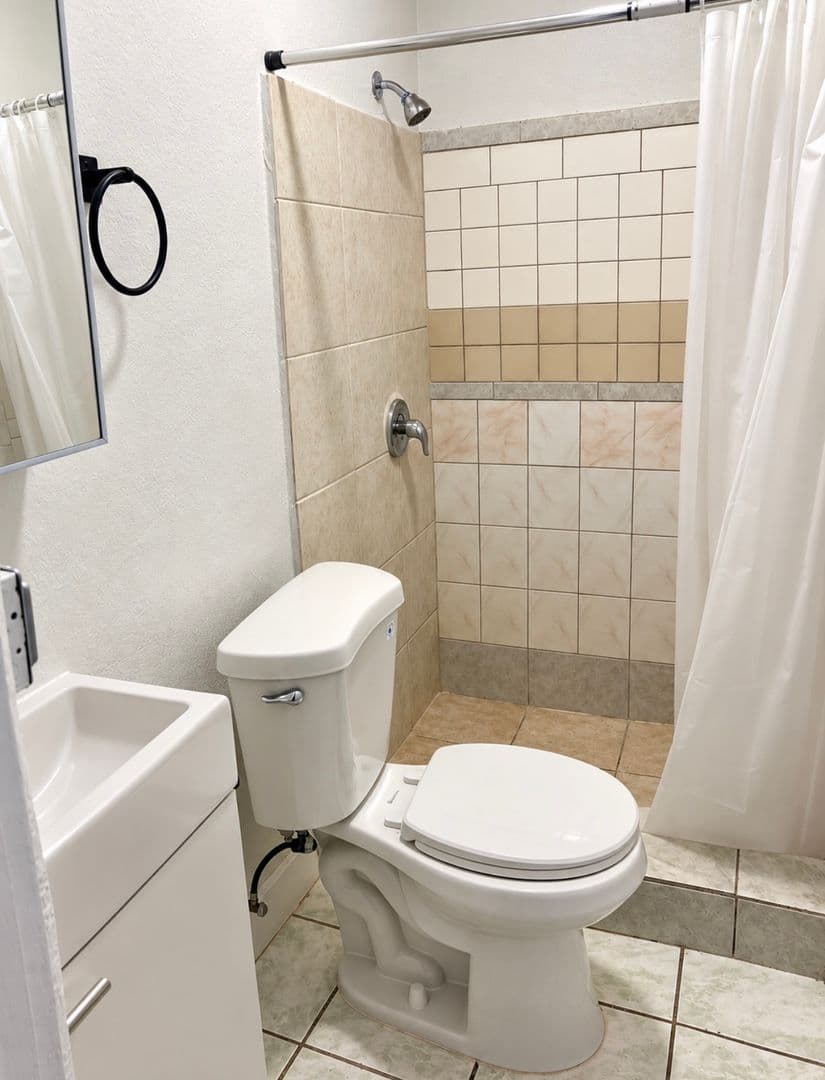 Los Angeles Apartment: 1222 E 78th Street