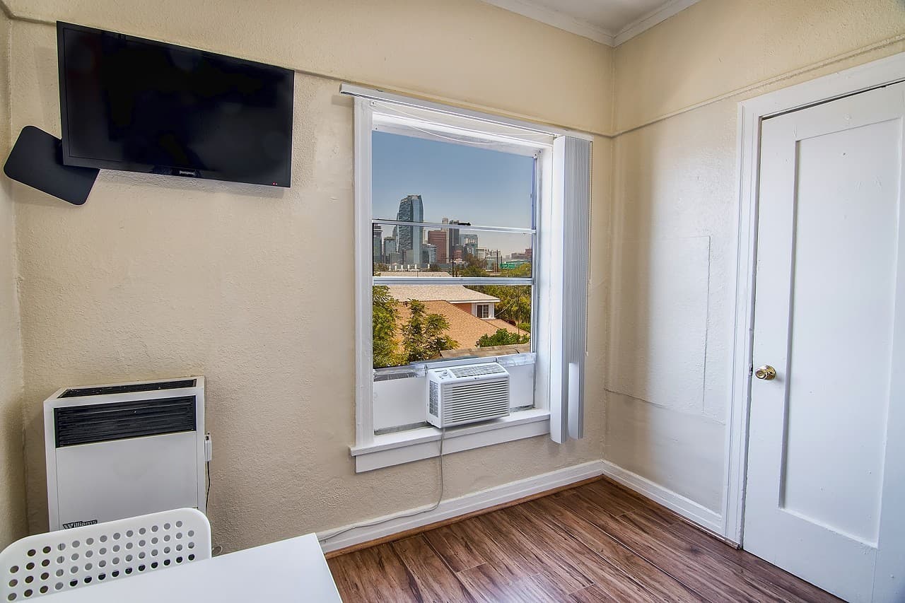 Los Angeles Apartment: 907 W. 17th St.