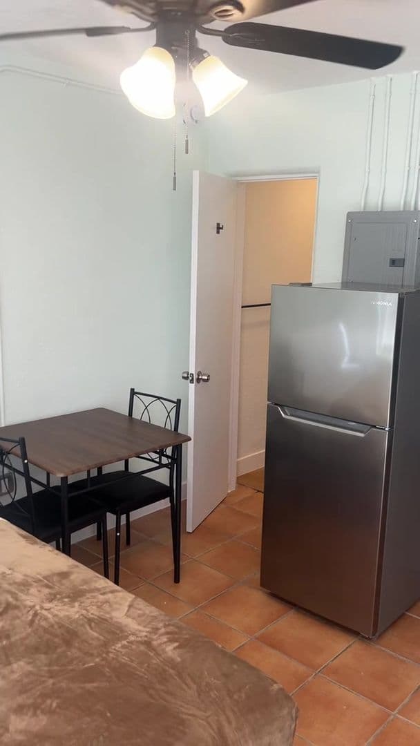 Los Angeles Apartment: 1222 E 78th Street