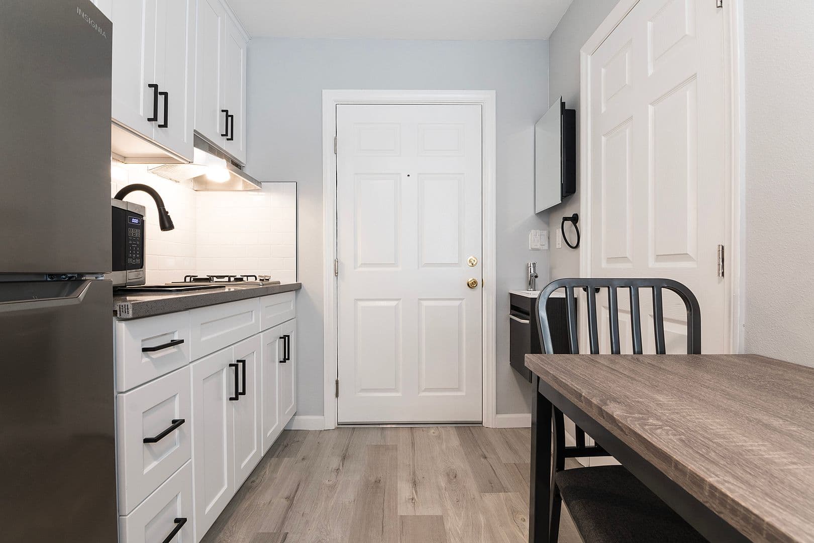 Los Angeles Apartment: 1864 Cordova Street