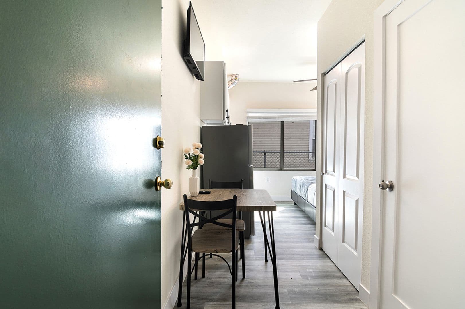 Los Angeles Apartment: 440 E 27th Street