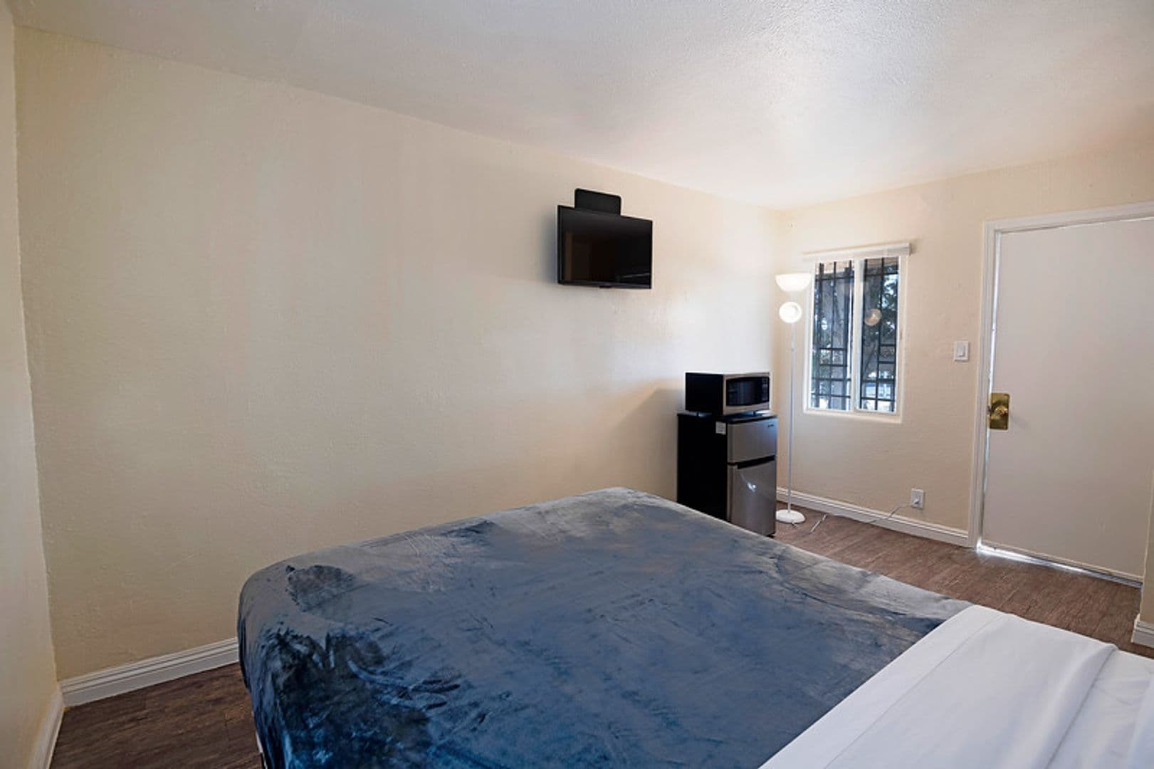 Los Angeles Apartment: 960 E Jefferson Blvd