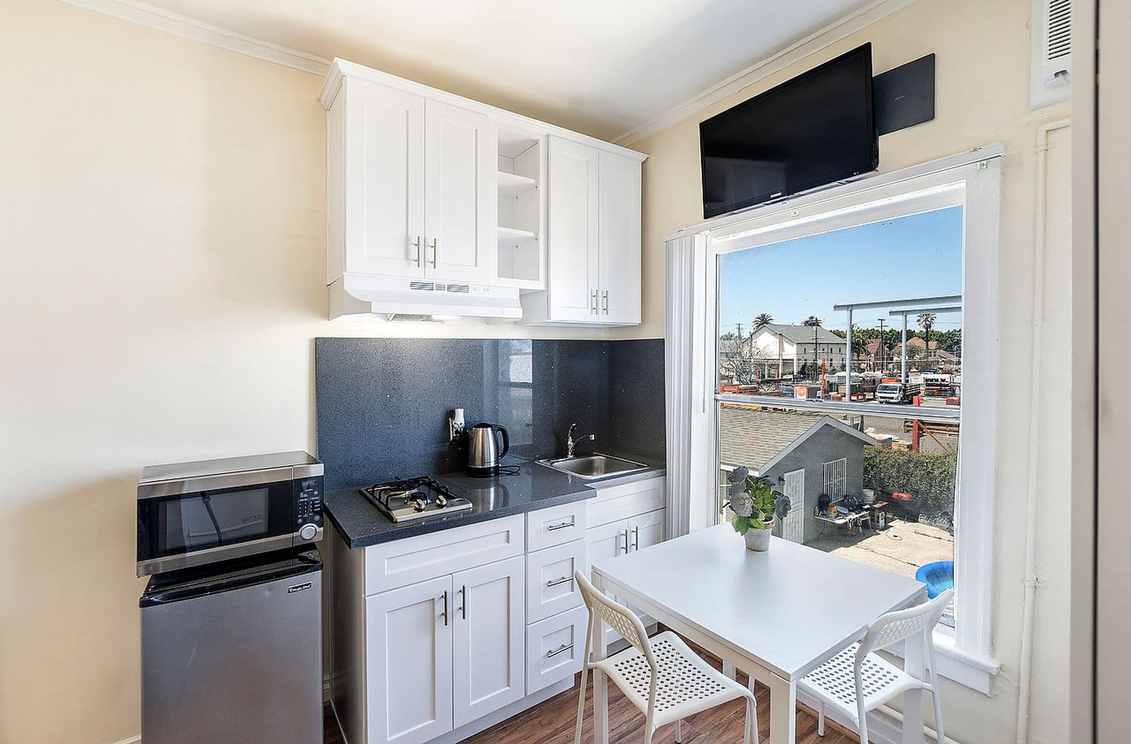 Los Angeles Apartment: 907 W. 17th St.