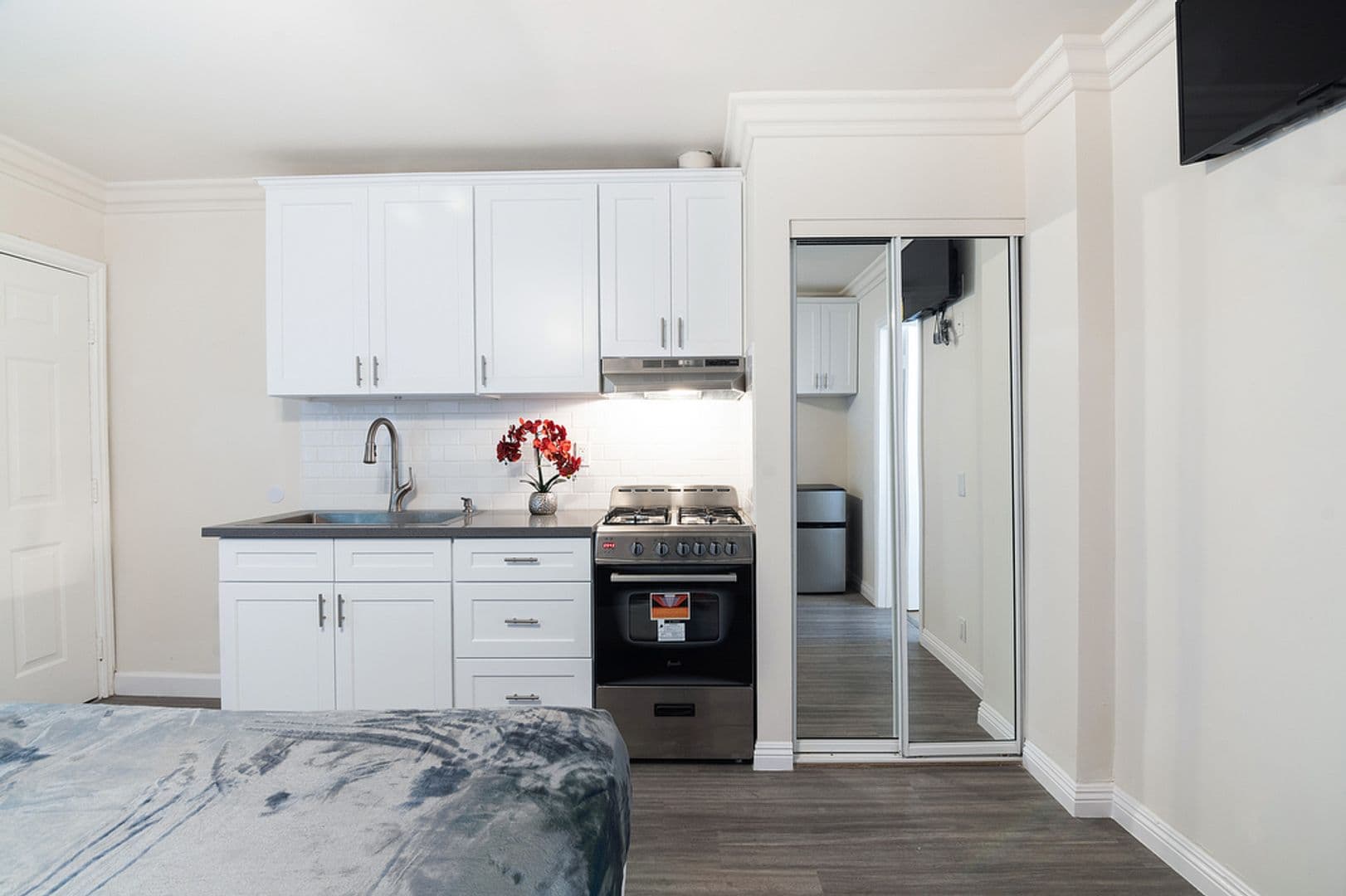 Los Angeles Apartment: 2025 W 3rd Street