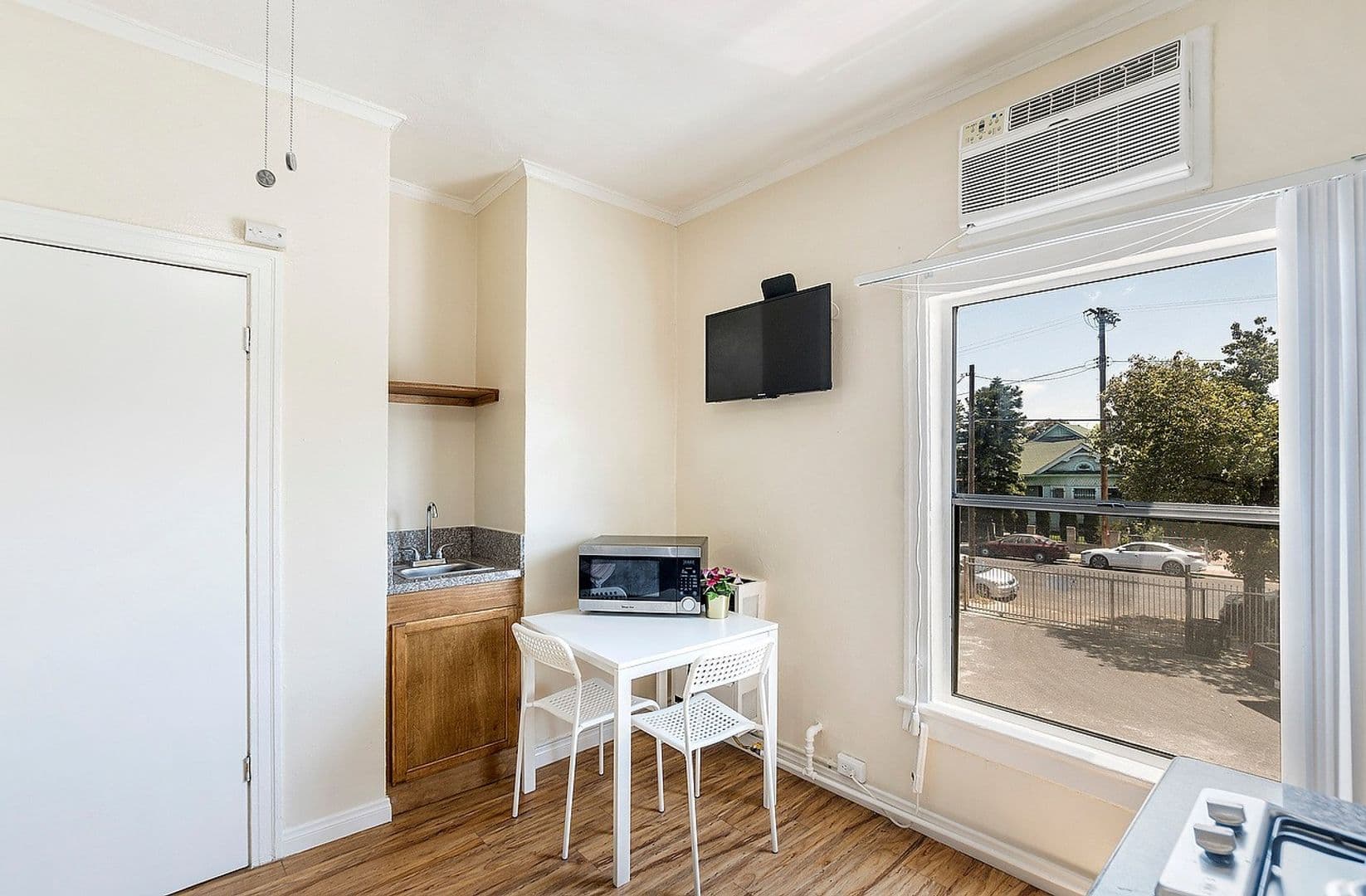 Los Angeles Apartment: 907 W. 17th St.