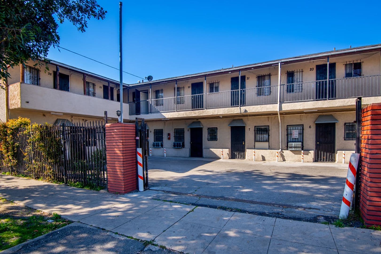 Los Angeles Apartment: 960 E Jefferson Blvd