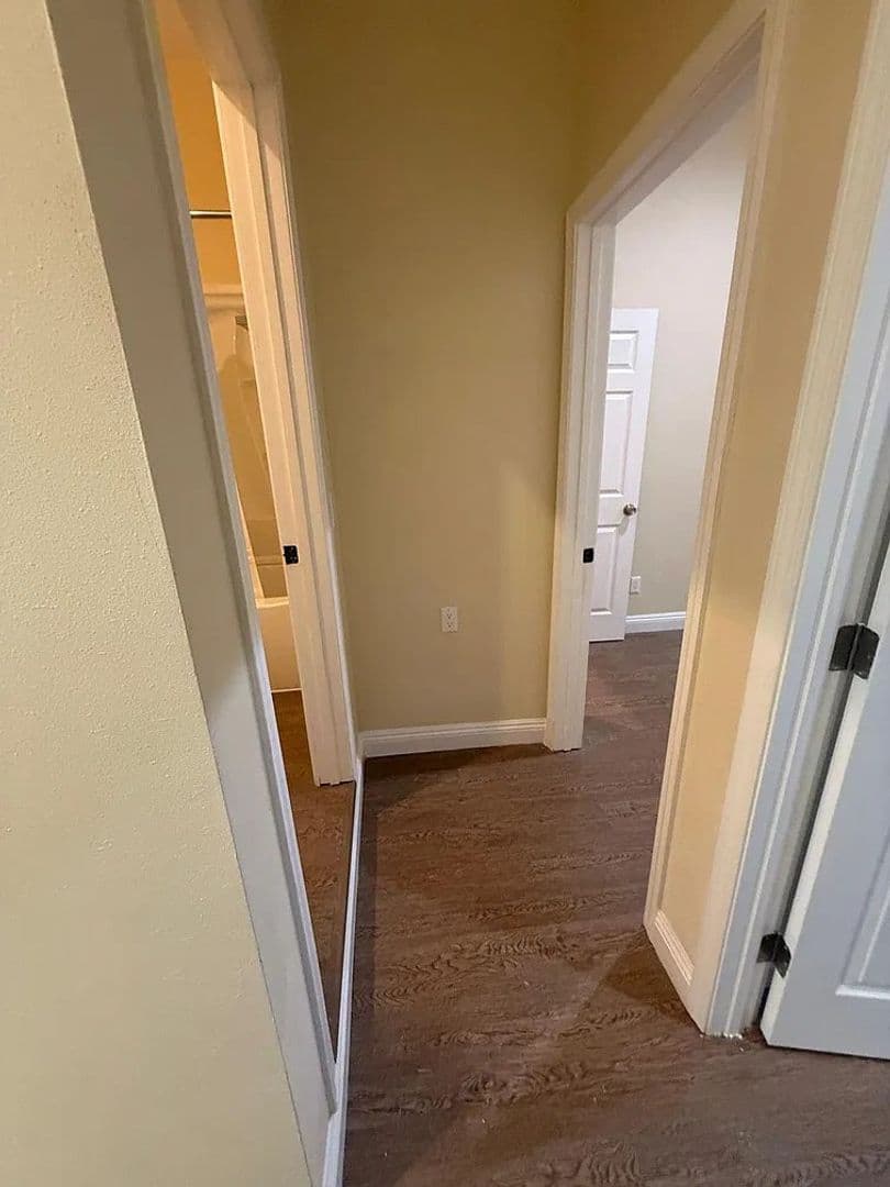 Los Angeles Apartment: 922 1/2 N Fickett Street