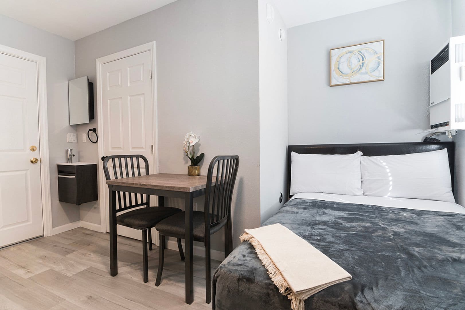 Los Angeles Apartment: 1864 Cordova Street