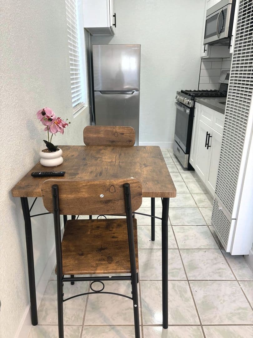 Los Angeles Apartment: 1222 E 78th Street