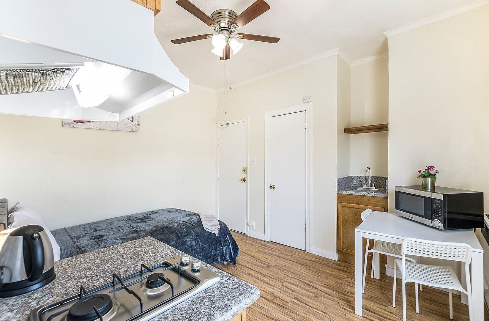 Los Angeles Apartment: 907 W. 17th St.