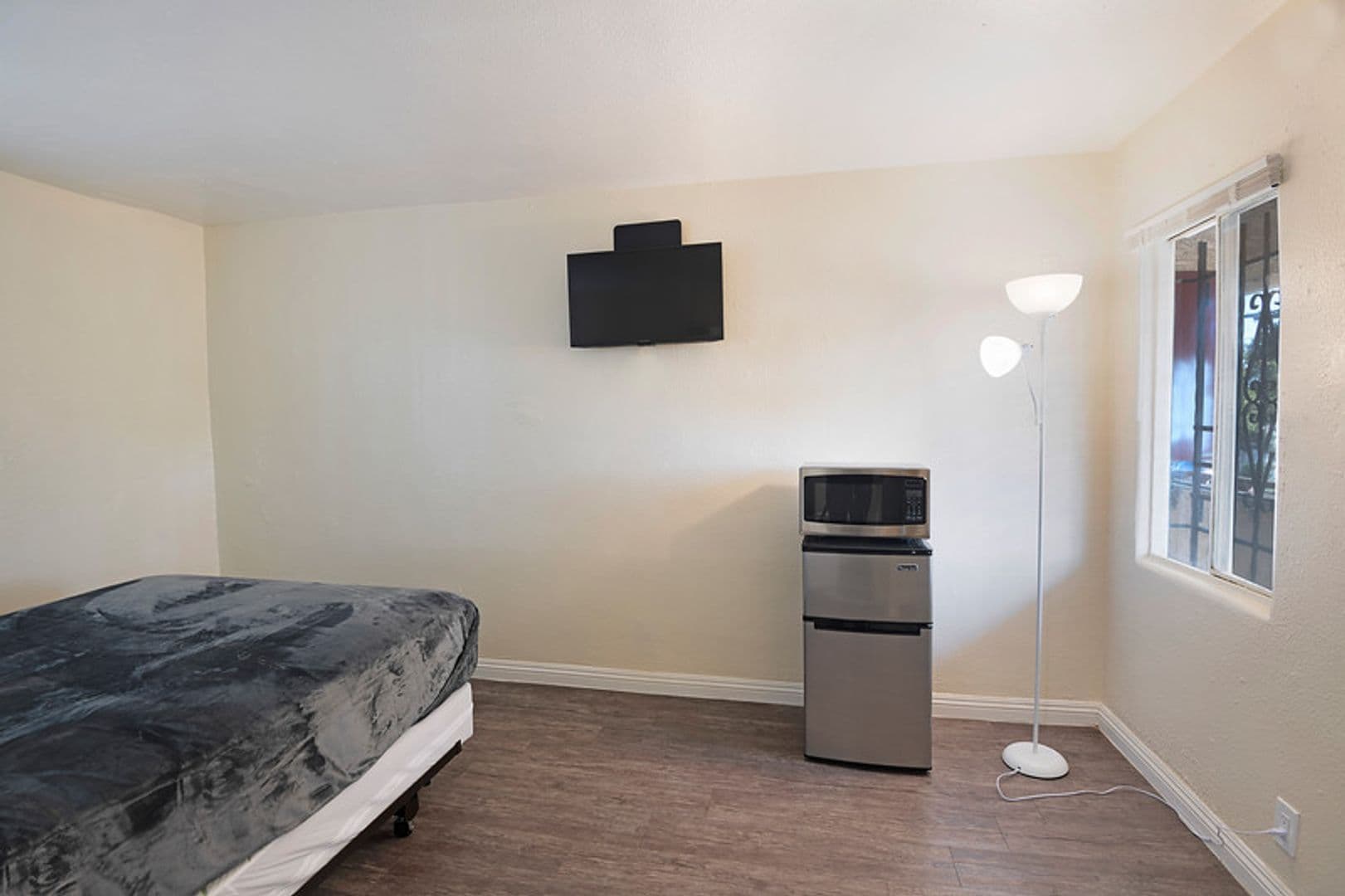Los Angeles Apartment: 960 E Jefferson Blvd