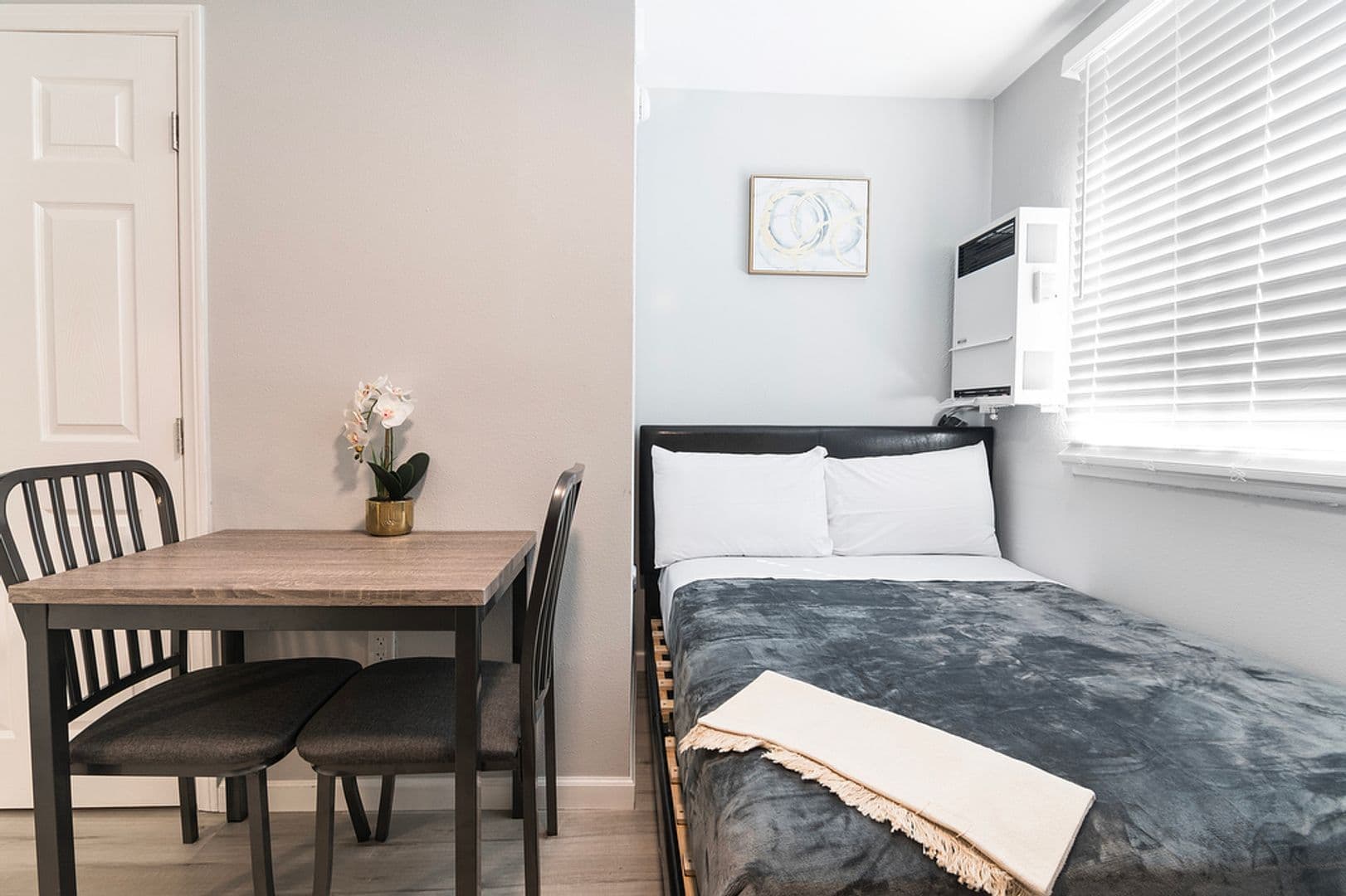 Los Angeles Apartment: 1864 Cordova Street