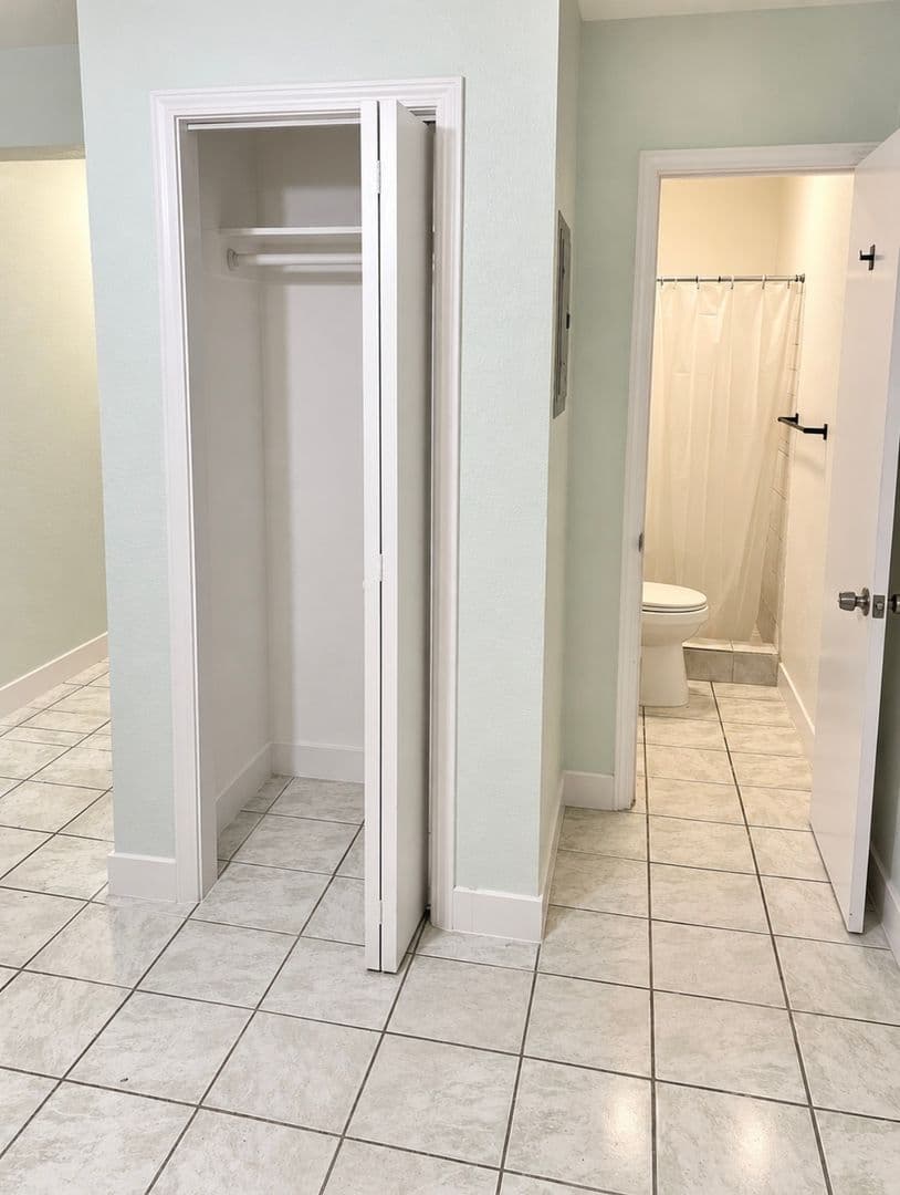 Los Angeles Apartment: 1222 E 78th Street