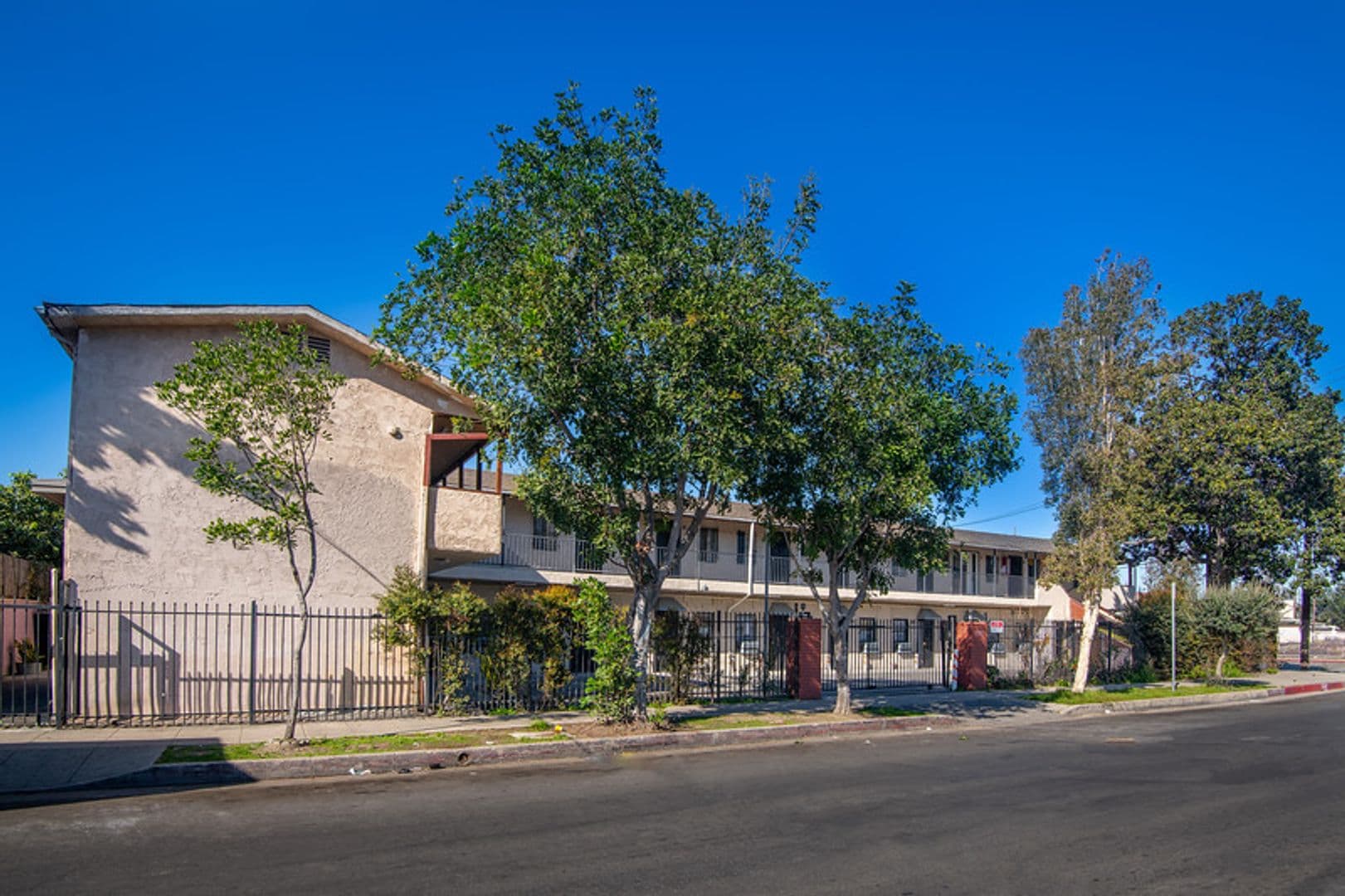 Los Angeles Apartment: 960 E Jefferson Blvd