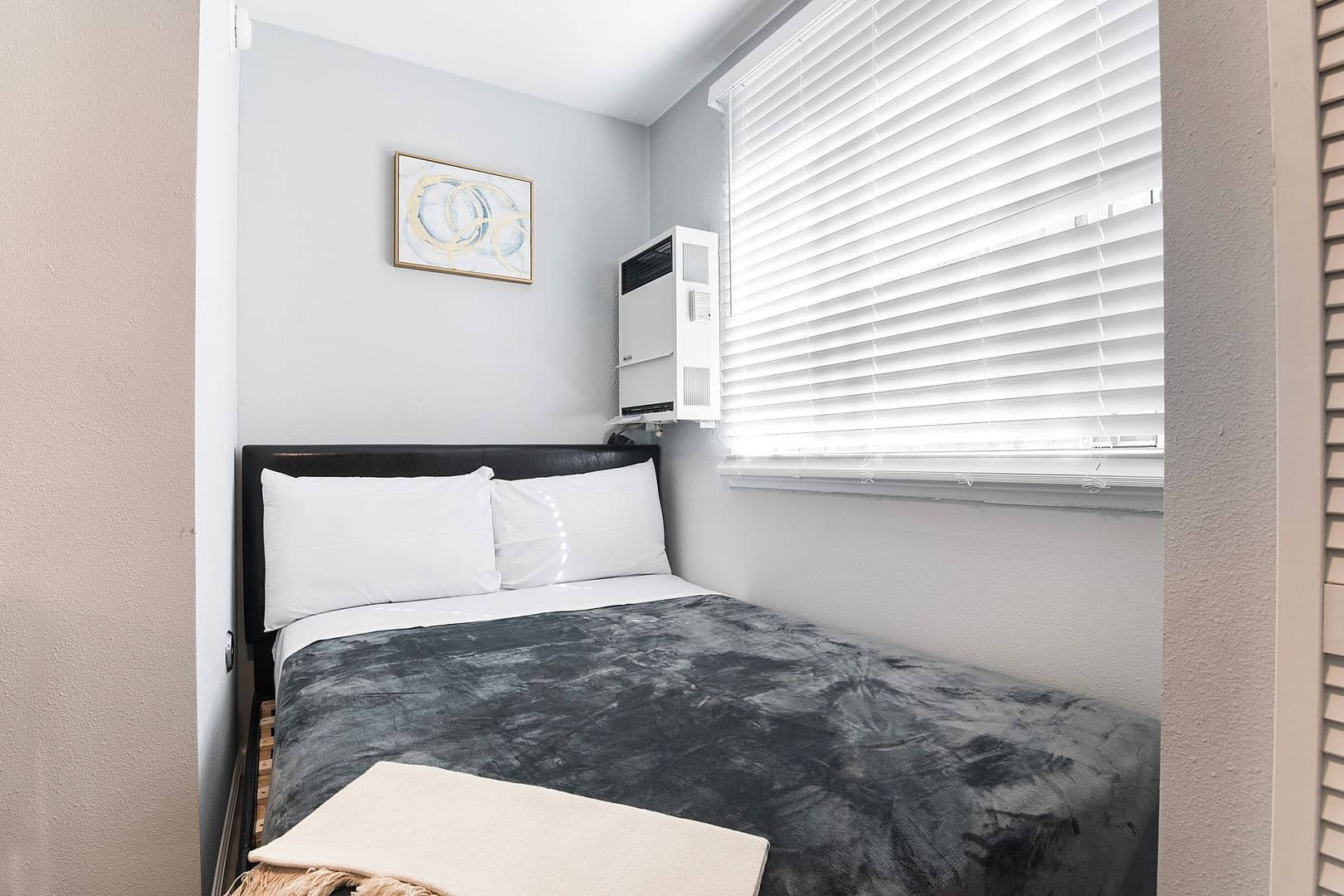 Los Angeles Apartment: 1864 Cordova Street