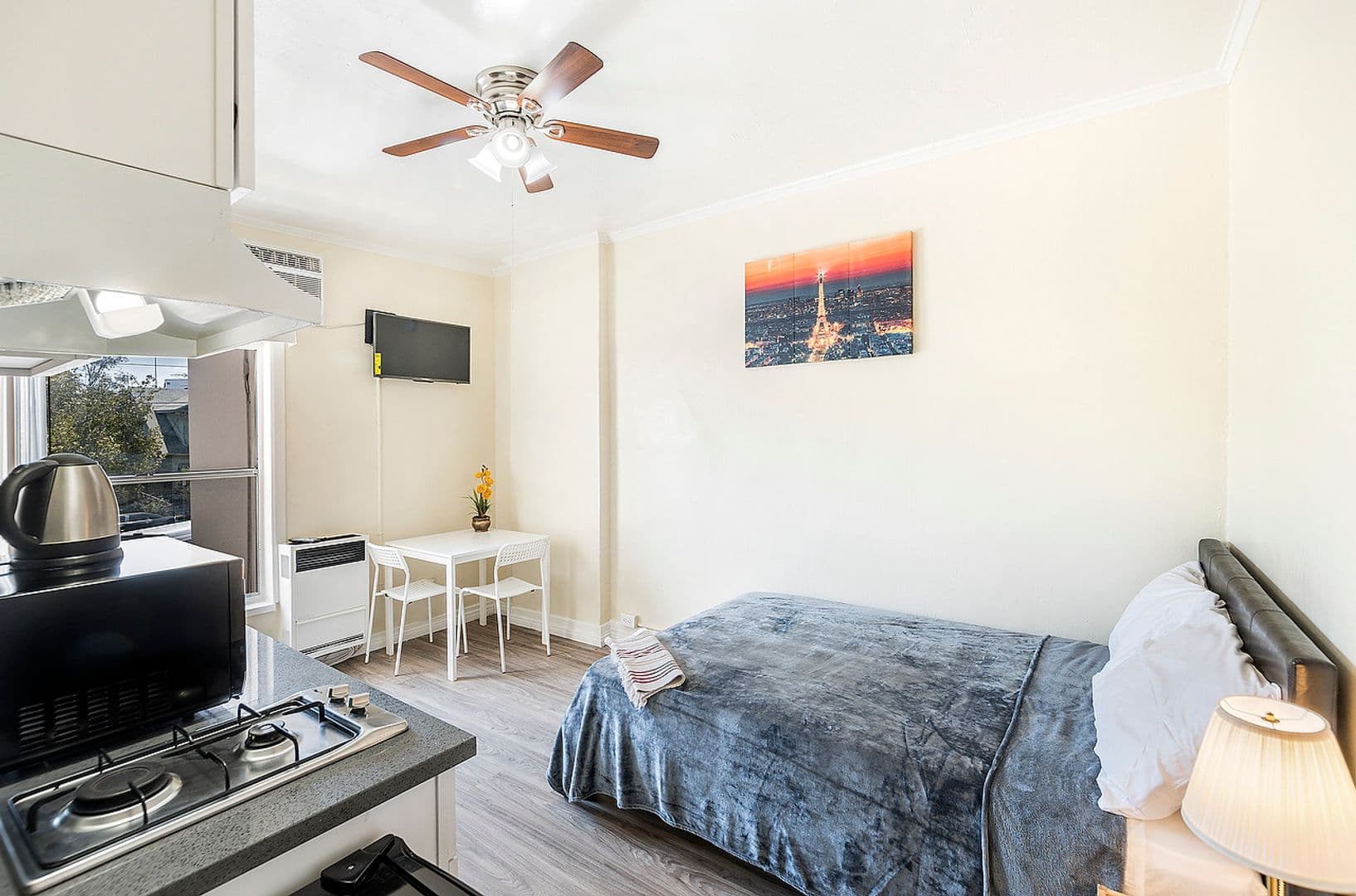 Los Angeles Apartment: 907 W. 17th St.