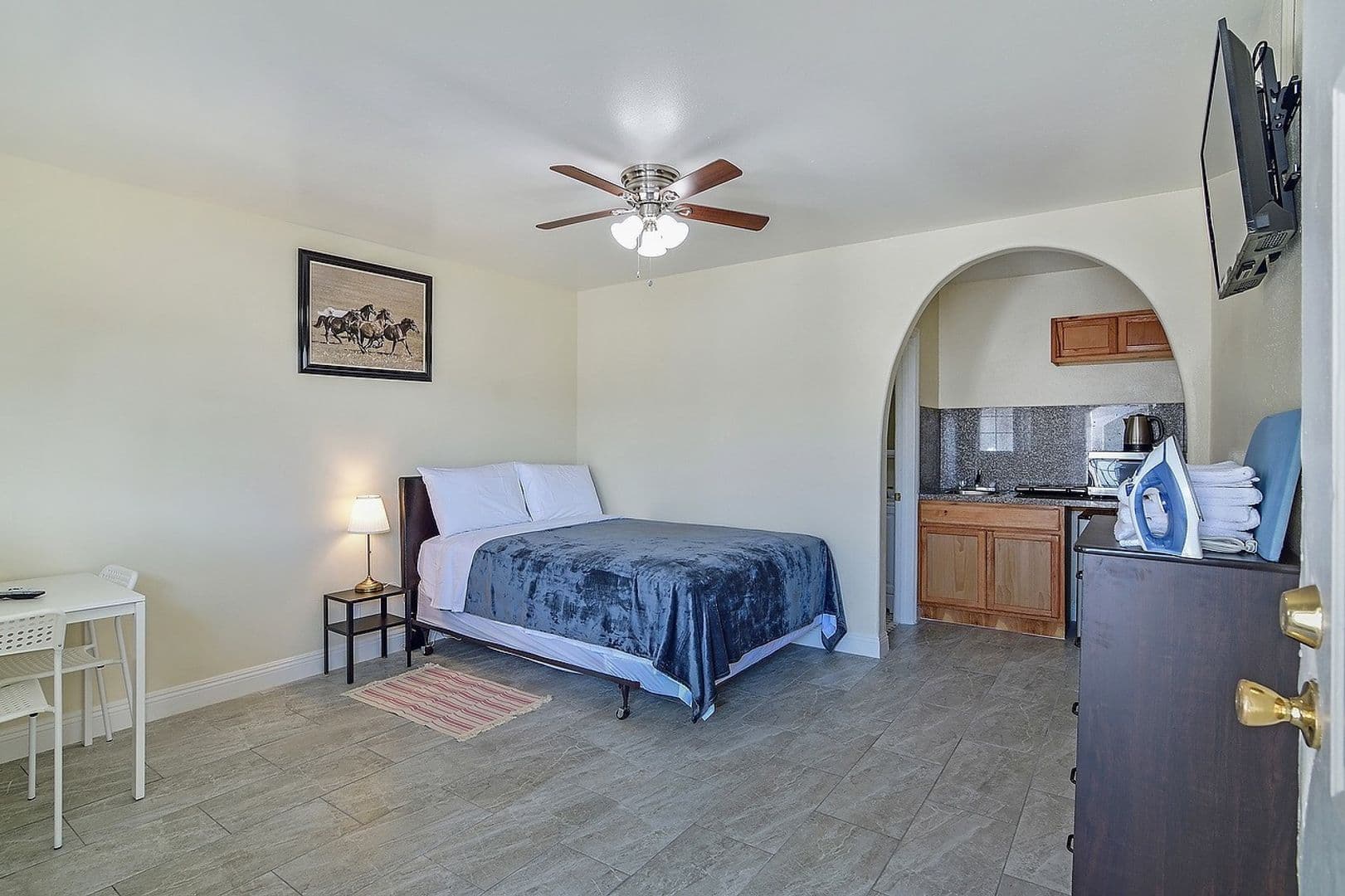 Los Angeles Apartment: 4905 W Adams Blvd