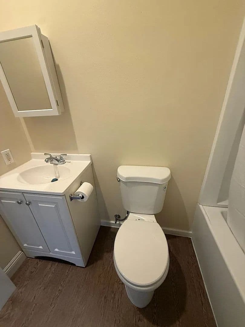 Los Angeles Apartment: 922 1/2 N Fickett Street
