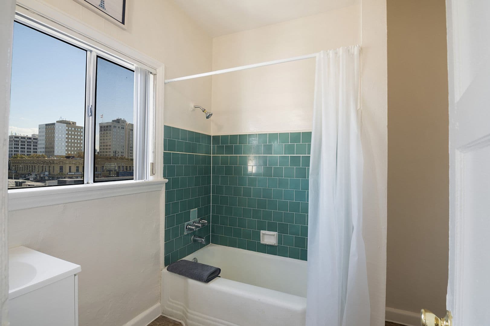 Los Angeles Apartment: 725 S Alvarado Street