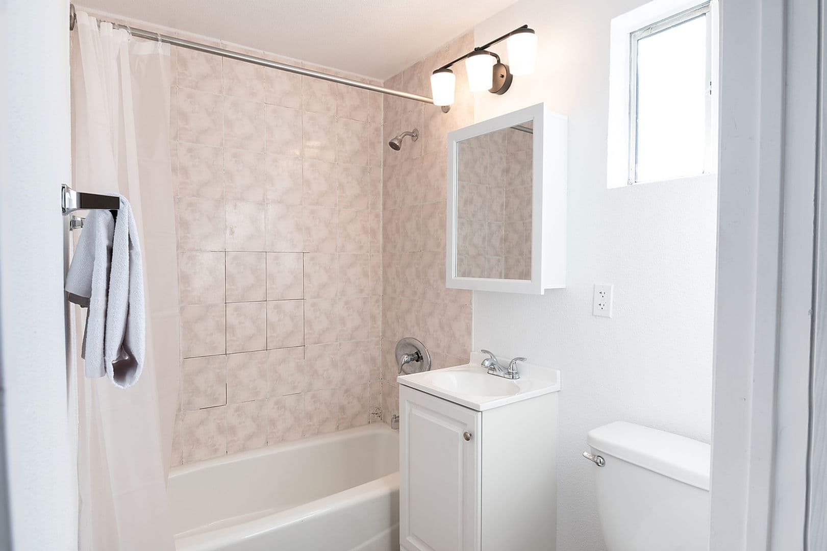 Los Angeles Apartment: 2025 W 3rd Street