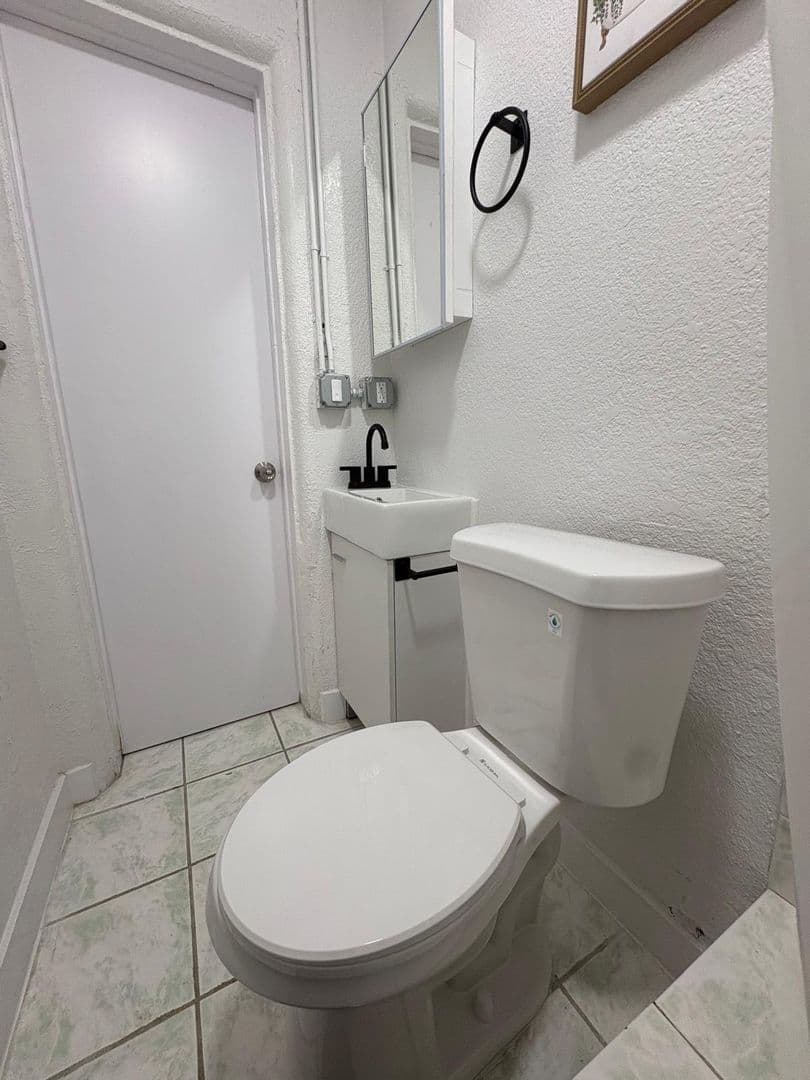 Los Angeles Apartment: 1222 E 78th Street
