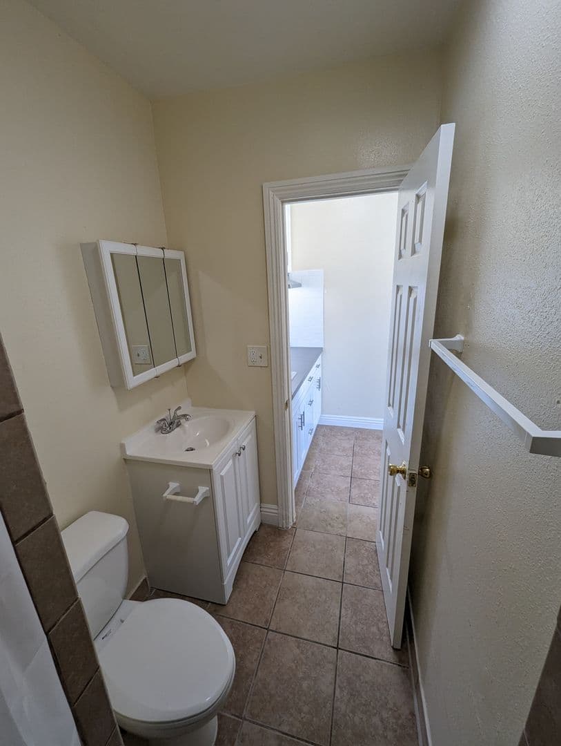 Los Angeles Apartment: 4905 W Adams Blvd