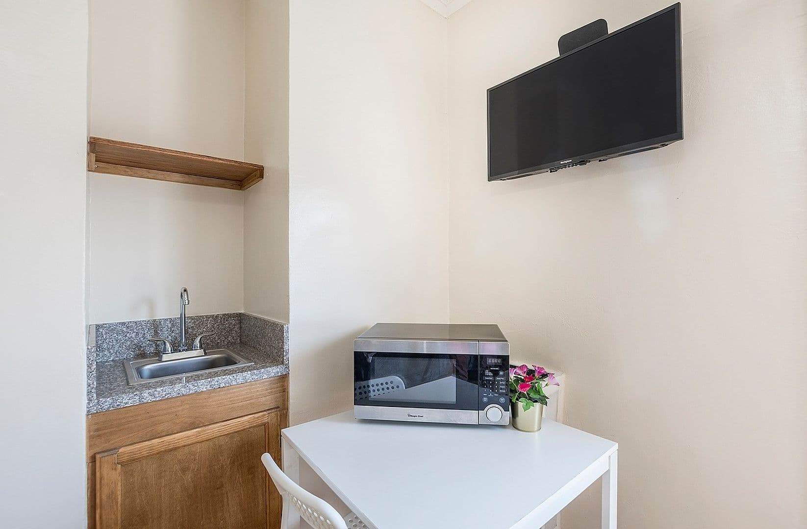 Los Angeles Apartment: 907 W. 17th St.