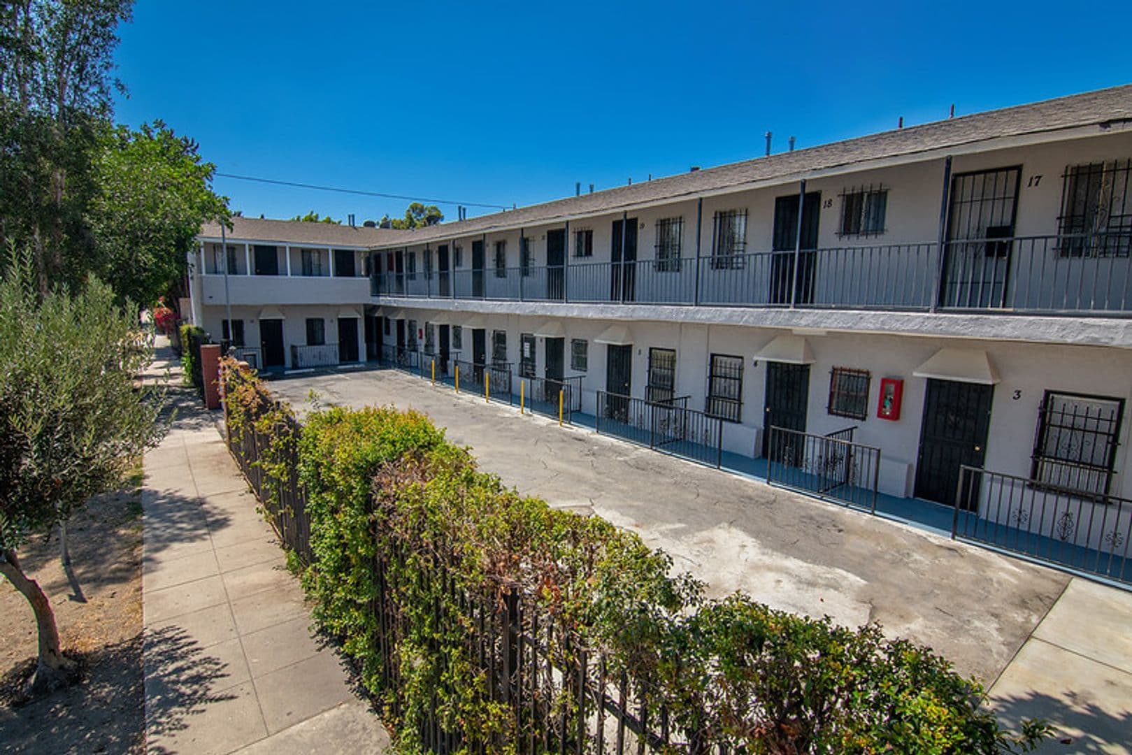 Los Angeles Apartment: 960 E Jefferson Blvd
